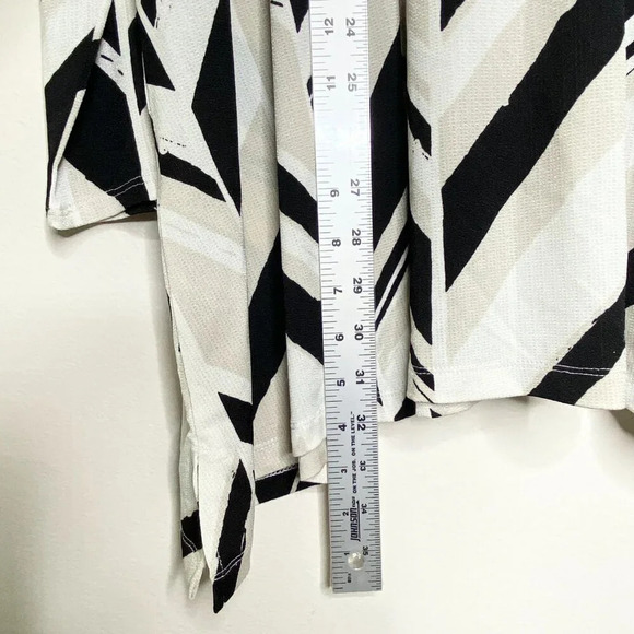 NWOT Chico's Graphic Lines Sharkbite Cowl Top 3/4 Sleeve V Pattern Black White 4 - Picture 12 of 13